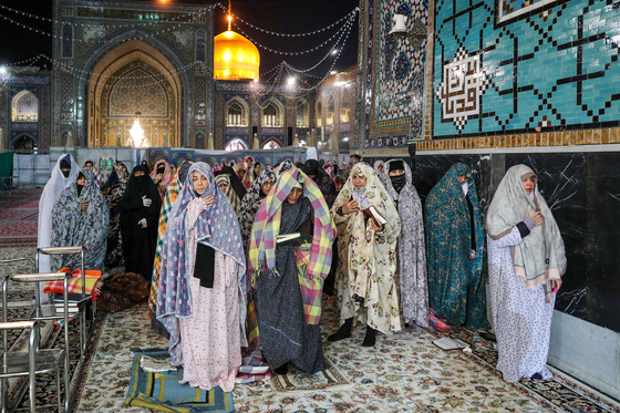 آیین معنوی اعتکاف در حرم امام رضا (ع)
