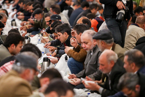 ضیافت افطار در بارگاه رضوی 