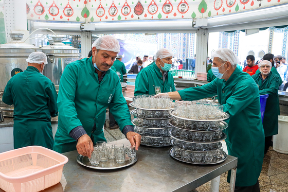 میزبانی قائم‌شهری‌ها از زائران رضوی در چایخانه امام رضا (ع)