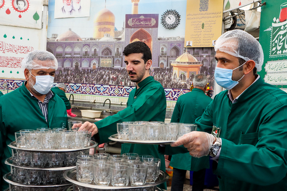 میزبانی قائم‌شهری‌ها از زائران رضوی در چایخانه امام رضا (ع)
