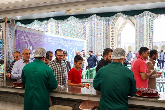 میزبانی قائم‌شهری‌ها از زائران رضوی در چایخانه امام رضا (ع)