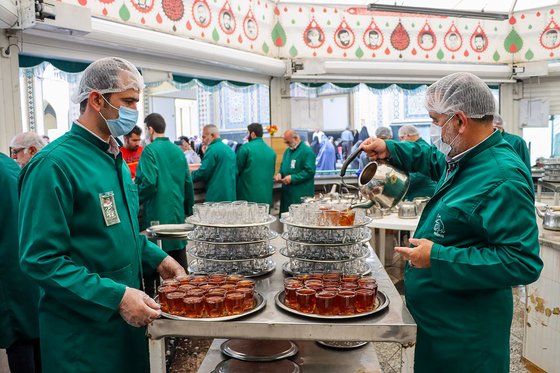 میزبانی قائم‌شهری‌ها از زائران رضوی در چایخانه امام رضا (ع)