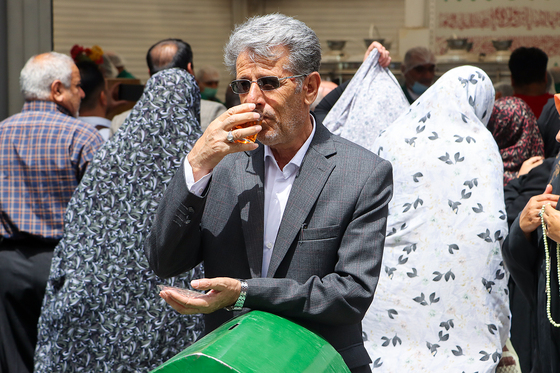 میزبانی قائم‌شهری‌ها از زائران رضوی در چایخانه امام رضا (ع)