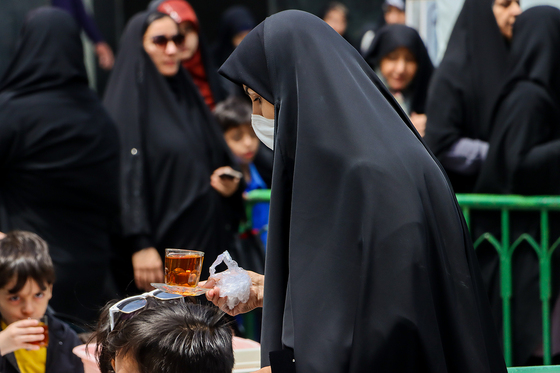 میزبانی قائم‌شهری‌ها از زائران رضوی در چایخانه امام رضا (ع)