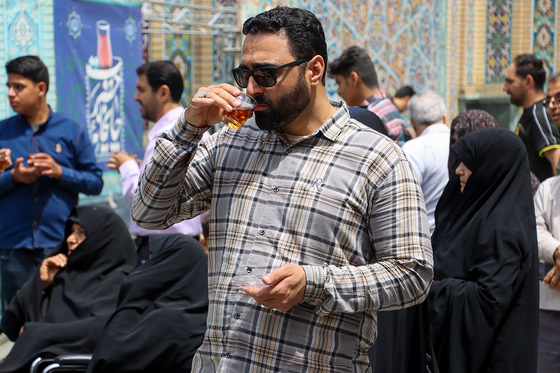 میزبانی قائم‌شهری‌ها از زائران رضوی در چایخانه امام رضا (ع)