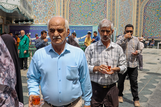 میزبانی قائم‌شهری‌ها از زائران رضوی در چایخانه امام رضا (ع)