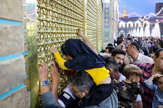  چراغانی حرم مطهر رضوی به مناسبت دهه کرامت