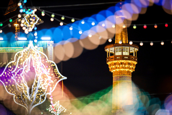 چراغانی و گل آرایی حرم مطهر رضوی به مناسبت میلاد امام رضا (ع)
