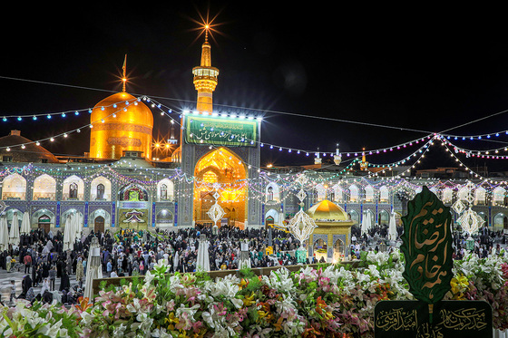 چراغانی و گل آرایی حرم مطهر رضوی به مناسبت میلاد امام رضا (ع)