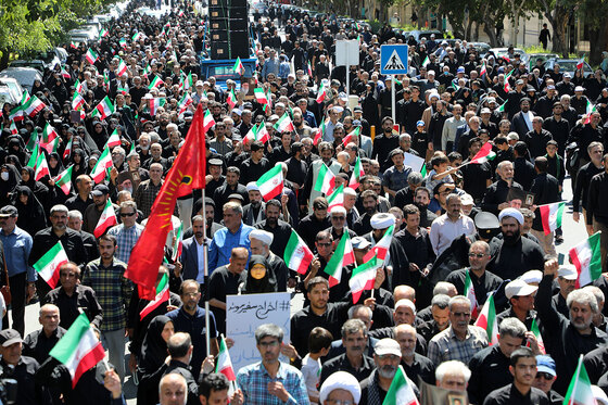  راهپیمایی نمازگزاران مشهدی در اعتراض به هتک حرمت قرآن کریم