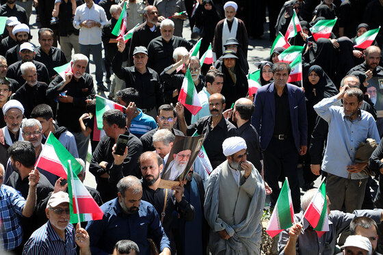  راهپیمایی نمازگزاران مشهدی در اعتراض به هتک حرمت قرآن کریم