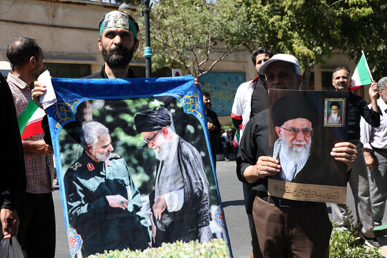  راهپیمایی نمازگزاران مشهدی در اعتراض به هتک حرمت قرآن کریم