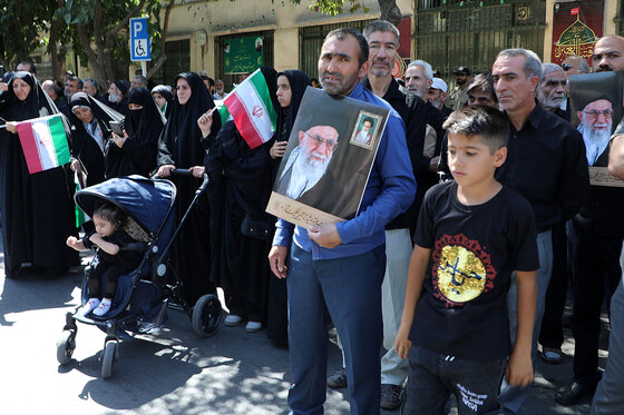  راهپیمایی نمازگزاران مشهدی در اعتراض به هتک حرمت قرآن کریم