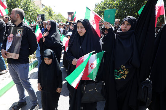  راهپیمایی نمازگزاران مشهدی در اعتراض به هتک حرمت قرآن کریم