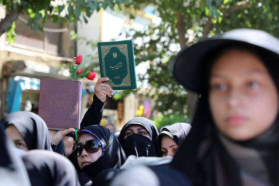  راهپیمایی نمازگزاران مشهدی در اعتراض به هتک حرمت قرآن کریم