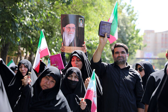  راهپیمایی نمازگزاران مشهدی در اعتراض به هتک حرمت قرآن کریم