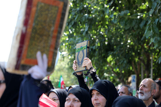  راهپیمایی نمازگزاران مشهدی در اعتراض به هتک حرمت قرآن کریم