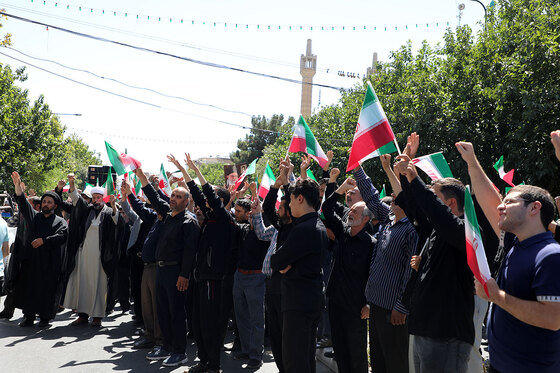  راهپیمایی نمازگزاران مشهدی در اعتراض به هتک حرمت قرآن کریم