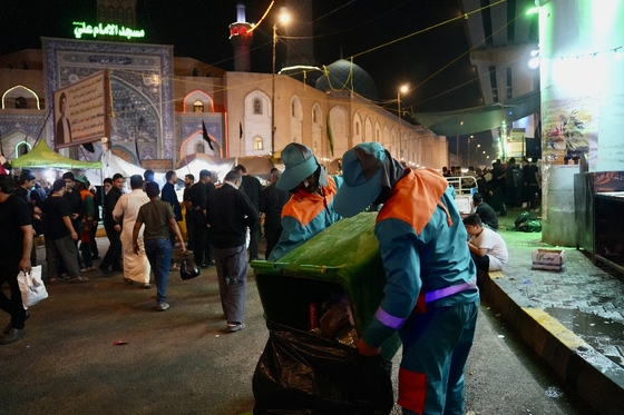 خدمت پاکبانان مشهدی به زائران اربعین در نجف اشرف