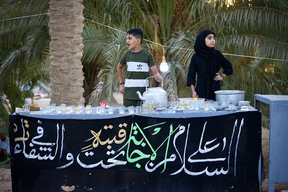 خادمان کوچک زائران پیاده اربعین