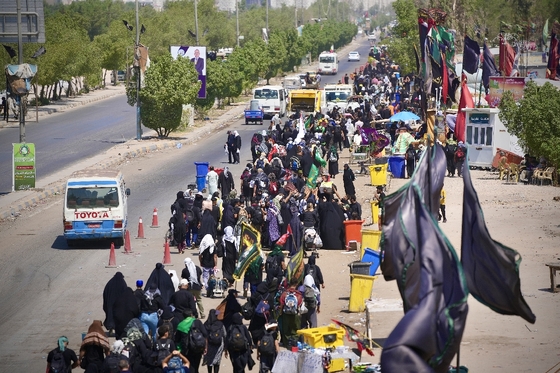 زائران پیاده در مسیر کربلا ۲