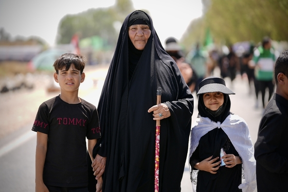 زائران پیاده در مسیر کربلا ۲