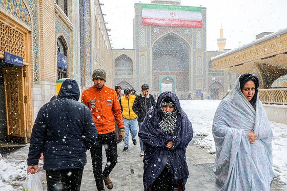 بارش برف در حرم مطهر رضوی