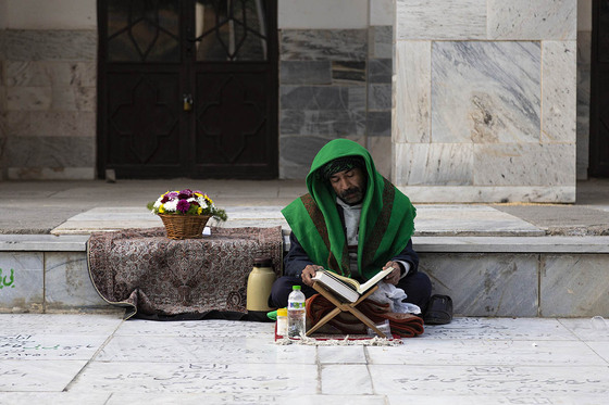 آیین چراغ برات در آرامگاه خواجه ربیع