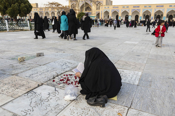 آیین چراغ برات در آرامگاه خواجه ربیع