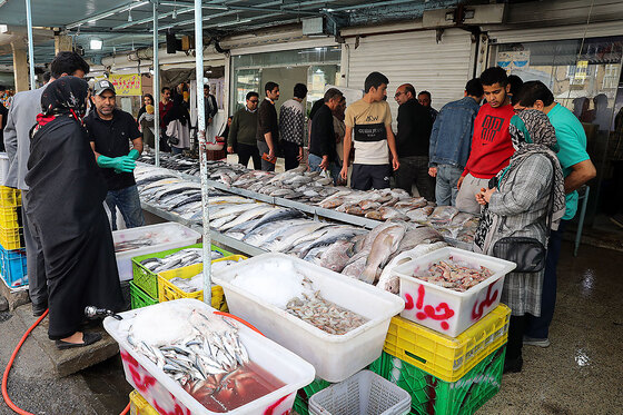 بازار ماهی فروشان در شهرک شهید بهشتی