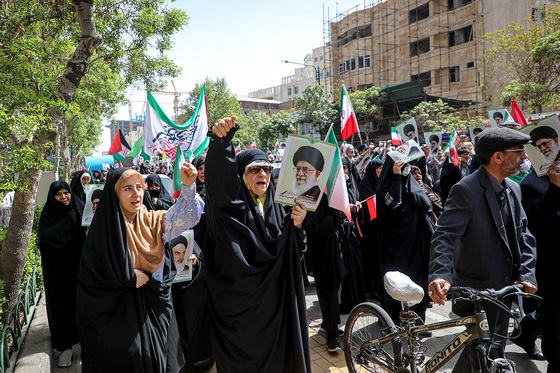 راهپیمایی ضدصهیونیستی نمازگزاران مشهدی و حمایت از عملیات وعده صادق سپاه