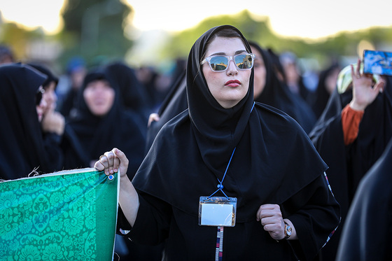 تشرف زائران و مجاوران رضوی به حرم امام رئوف در روز زیارتی آن حضرت