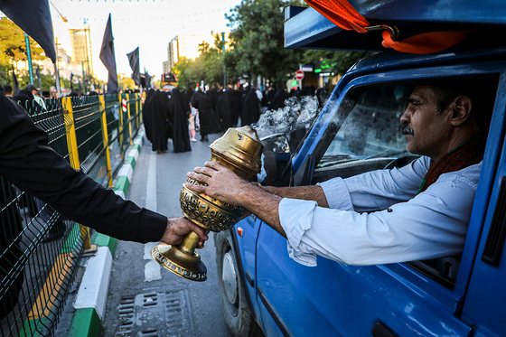 تشرف زائران و مجاوران رضوی به حرم امام رئوف در روز زیارتی آن حضرت