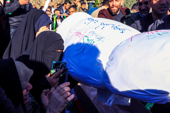 تشییع و خاکسپاری پیکر ۲ شهید گمنام دفاع مقدس در مشهد