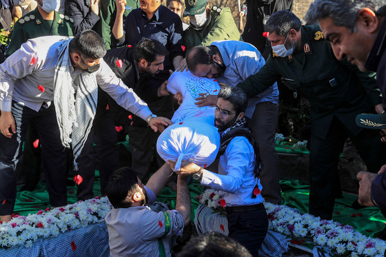 تشییع و خاکسپاری پیکر ۲ شهید گمنام دفاع مقدس در مشهد