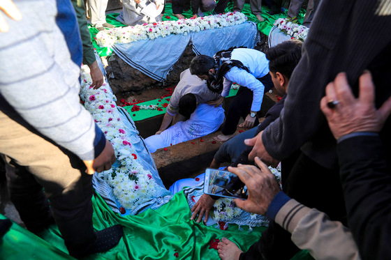 تشییع و خاکسپاری پیکر ۲ شهید گمنام دفاع مقدس در مشهد