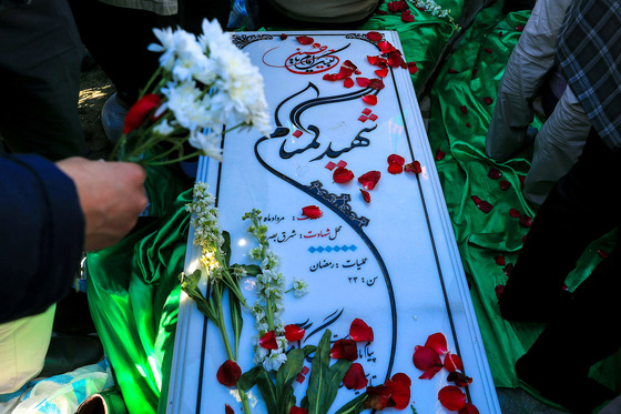 تشییع و خاکسپاری پیکر ۲ شهید گمنام دفاع مقدس در مشهد