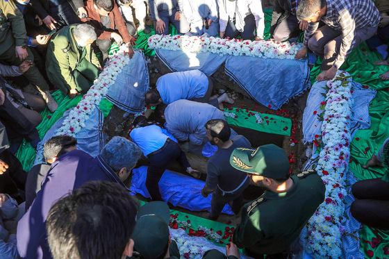 تشییع و خاکسپاری پیکر ۲ شهید گمنام دفاع مقدس در مشهد