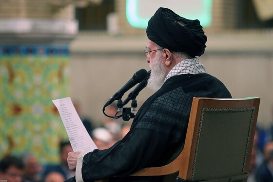 رهبر معظم انقلاب: سخنان اخیر رئیس جمهور آمریکا مایه سرافکندگی گوینده و مایه سرافکندگی ملت آمریکا است + فیلم (۲۷ اردیبهشت ۱۴۰۴)