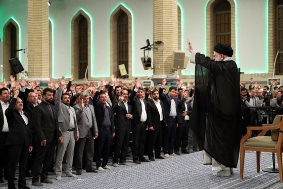 رهبر معظم انقلاب: سخنان اخیر رئیس جمهور آمریکا مایه سرافکندگی گوینده و مایه سرافکندگی ملت آمریکا است + فیلم (۲۷ اردیبهشت ۱۴۰۴)