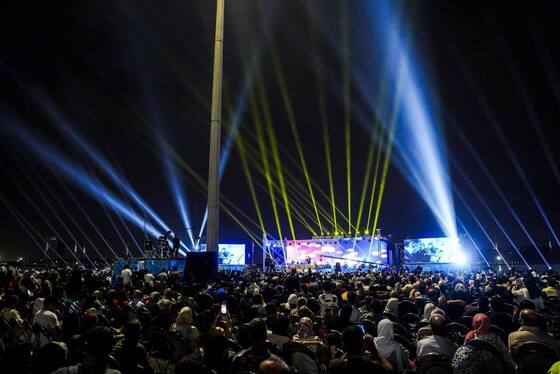 تصاویری از اجرای سالار عقیلی در دریاچه چیتگر تهران