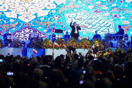 تصاویری از اجرای سالار عقیلی در دریاچه چیتگر تهران