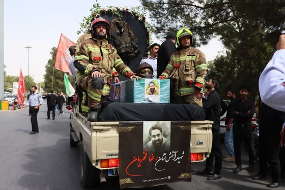 تشییع پیکر شهید «رضا فخریان»، آتش‌نشان فداکار، در حرم مطهر امام‌رضا (ع) مشهد + فیلم