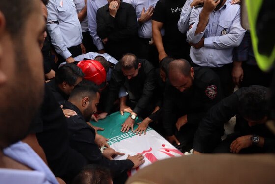 تشییع پیکر شهید «رضا فخریان»، آتش‌نشان فداکار، در حرم مطهر امام‌رضا (ع) مشهد + فیلم