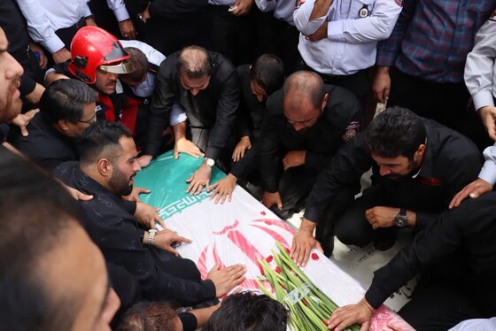 تشییع پیکر شهید «رضا فخریان»، آتش‌نشان فداکار، در حرم مطهر امام‌رضا (ع) مشهد + فیلم