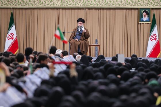 گزارش تصویری | دیدار دانش‌آموزان و دانشجویان با رهبر معظم انقلاب اسلامی، به‌مناسبت سیزدهم آبان‌ماه (۱۲ آبان ۱۴۰۴)