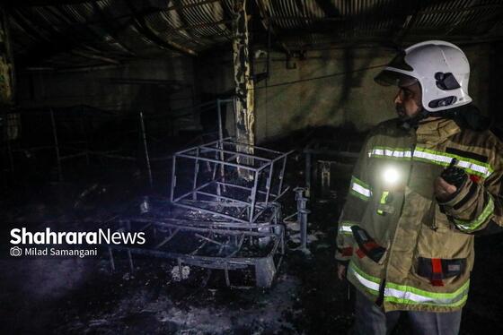 گزارش تصویری | وقوع آتش‌سوزی گسترده در یک کارگاه چوب و تولید مبلمان در مشهد