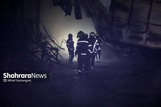 گزارش تصویری | وقوع آتش‌سوزی گسترده در یک کارگاه چوب و تولید مبلمان در مشهد