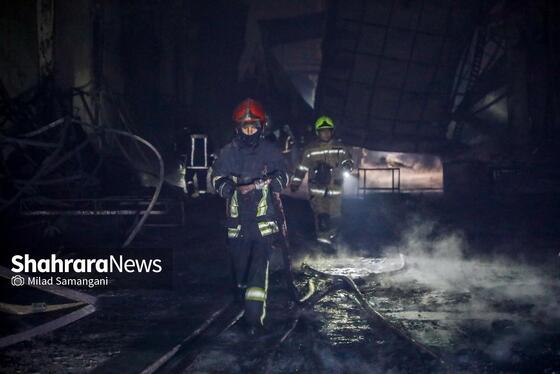 گزارش تصویری | وقوع آتش‌سوزی گسترده در یک کارگاه چوب و تولید مبلمان در مشهد