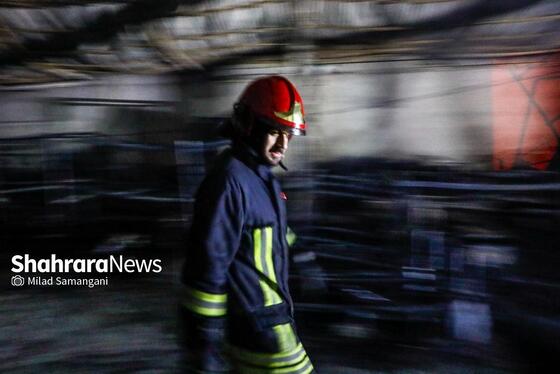 گزارش تصویری | وقوع آتش‌سوزی گسترده در یک کارگاه چوب و تولید مبلمان در مشهد